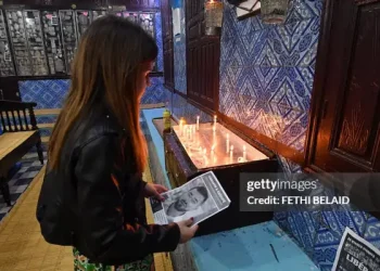 Polémique en Tunisie : Des portraits d’otages israéliens affichés à la Ghriba