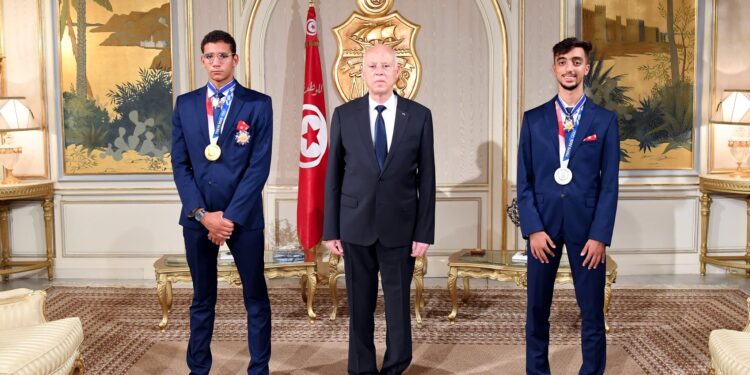 Tunisie : Ayoub Hafnaoui et Khalil Jendoubi décorés par Kais Saied
