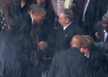 Poignée de mains historique, la deuxième du genre, entre Barack Obama et Raoul Castro