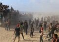 Des Palestiniens se rassemblent pour recevoir des fournitures d’aide à Beit Lahia, dans le nord de la bande de Gaza, le 23 juin 2025. Ebrahim Hajjaj - REUTERS