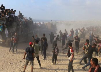 Des Palestiniens se rassemblent pour recevoir des fournitures d’aide à Beit Lahia, dans le nord de la bande de Gaza, le 23 juin 2025. Ebrahim Hajjaj - REUTERS