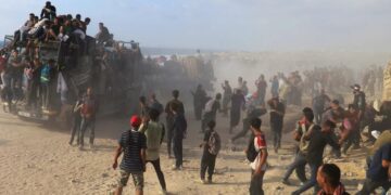 Des Palestiniens se rassemblent pour recevoir des fournitures d’aide à Beit Lahia, dans le nord de la bande de Gaza, le 23 juin 2025. Ebrahim Hajjaj - REUTERS