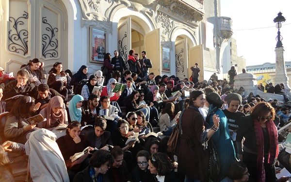 Lecture sur l'Avenue