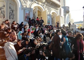 Lecture sur l'Avenue