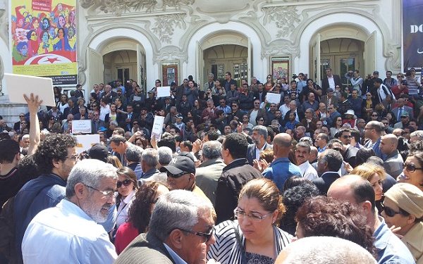Des touristes et des journalistes étrangers apprécient la manif de soutien aux médias