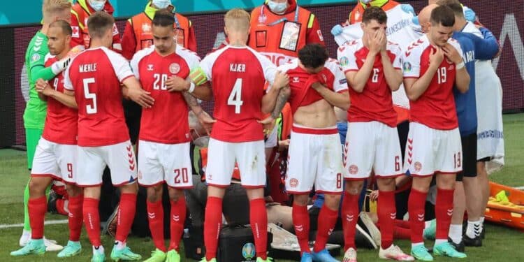 Euro 2020 : Le joueur danois Eriksen victime d'un malaise cardiaque en plein match !