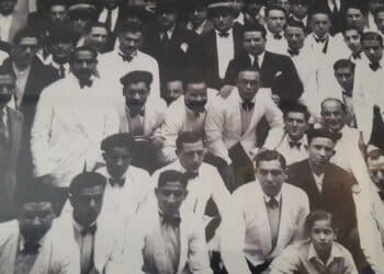 1, 2, 3, partez ! A Tunis, les courses de garçons de café...