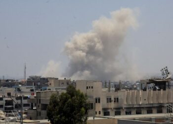 De la fumée s'élève après des frappes israéliennes à Khan Younès, dans le sud de la bande de Gaza. /Photo prise le 16 juin 2025 (Crédit : REUTERS)