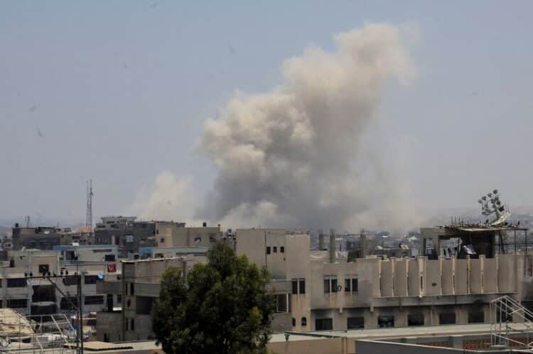 De la fumée s'élève après des frappes israéliennes à Khan Younès, dans le sud de la bande de Gaza. /Photo prise le 16 juin 2025 (Crédit : REUTERS)
