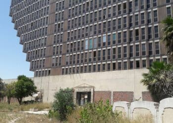 Singulière pyramide à l'envers : Il était une fois l'hôtel du Lac et ses 190 pieux de béton