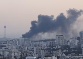 De la fumée s’élève après une frappe israélienne visant le siège de l’IRIB, la radiotélévision publique iranienne, à Téhéran, le 16 juin 2025.