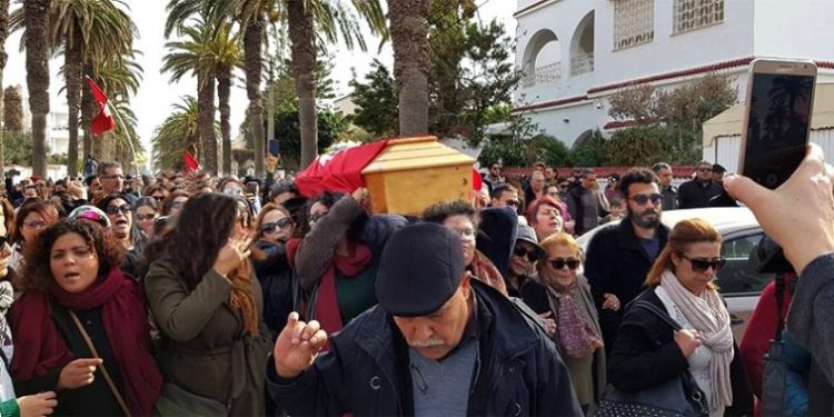 Lina Ben Mhenni accompagnée à sa dernière demeure par des centaines de femmes
