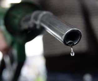 Un quart du carburant consommé en Tunisie, importé clandestinement d’Algérie