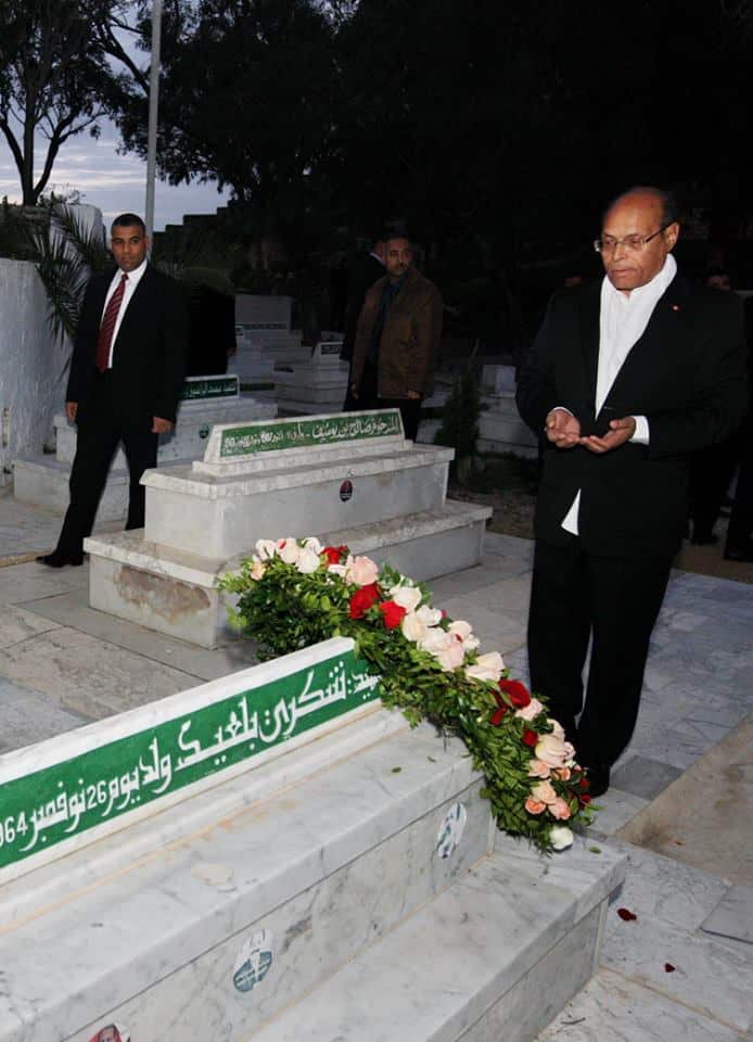 Marzouki, en catimini, prie devant la tombe de Belaïd