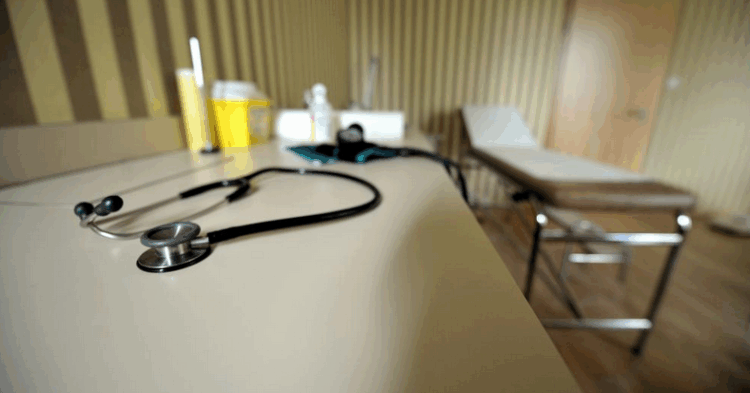 Les médecins quittent le pays, les terroristes rentrent…