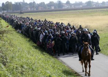 Dans le froid et la boue : Ces migrants ballotés de mur en mur...
