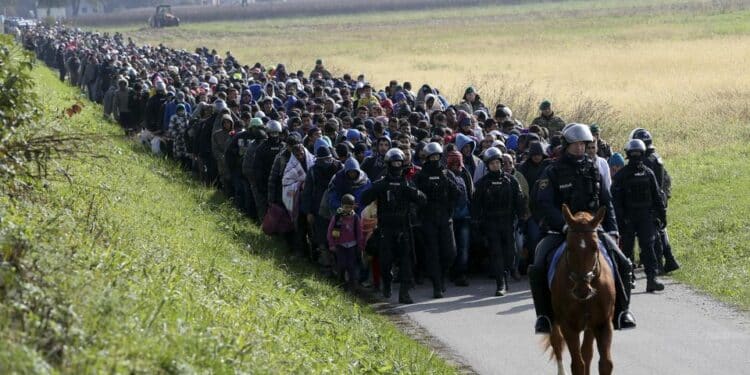 Dans le froid et la boue : Ces migrants ballotés de mur en mur...