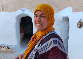 À Tijma, Myriam tisse l’accueil et le pain chaud dans sa maison troglodyte - Photo: HB.