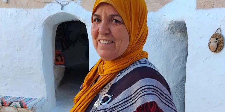 À Tijma, Myriam tisse l’accueil et le pain chaud dans sa maison troglodyte - Photo: HB.