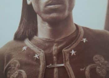 Uniformes militaires d'hier : Spahis, tirailleurs et gardes beylicaux