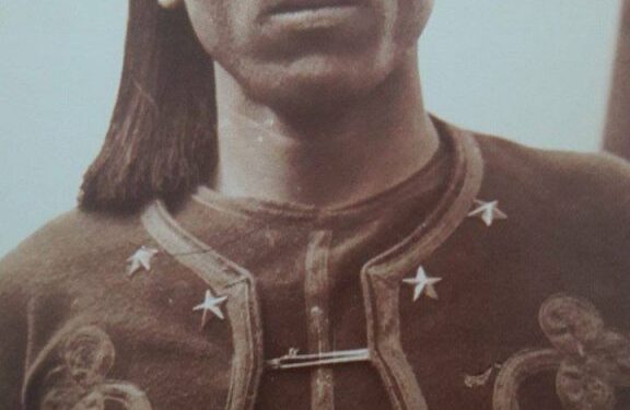 Uniformes militaires d'hier : Spahis, tirailleurs et gardes beylicaux