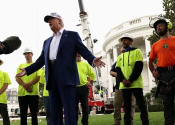 Trump s’adresse aux journalistes lors de l’installation d’un nouveau mât sur la pelouse sud de la Maison Blanche, à Washington, ce mardi 18 juin.