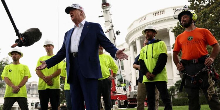 Trump s’adresse aux journalistes lors de l’installation d’un nouveau mât sur la pelouse sud de la Maison Blanche, à Washington, ce mardi 18 juin.