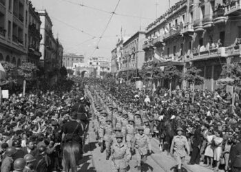 Mai 1943 : Victorieux, les Alliés défilent dans Tunis
