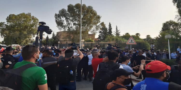 Tunisie : Altercations entre partisans d'Ennahdha et de Kais Saied devant le Parlement