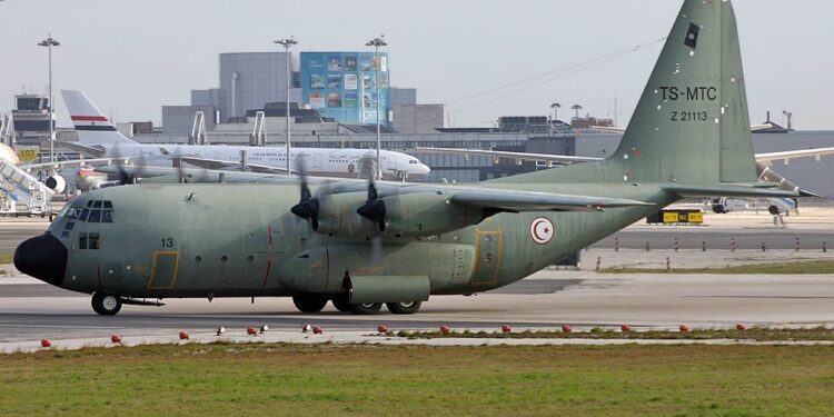 Tunisie : Un avion militaire chargé de vaccins et de matériel médical atterrit à Tunis-Carthage