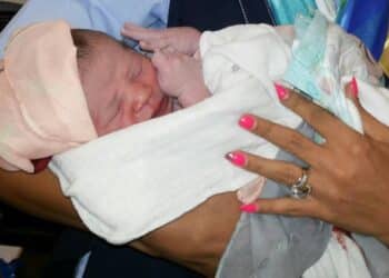 Une femme donne naissance &agrave; un b&eacute;b&eacute; en plein vol entre Djerba et Paris