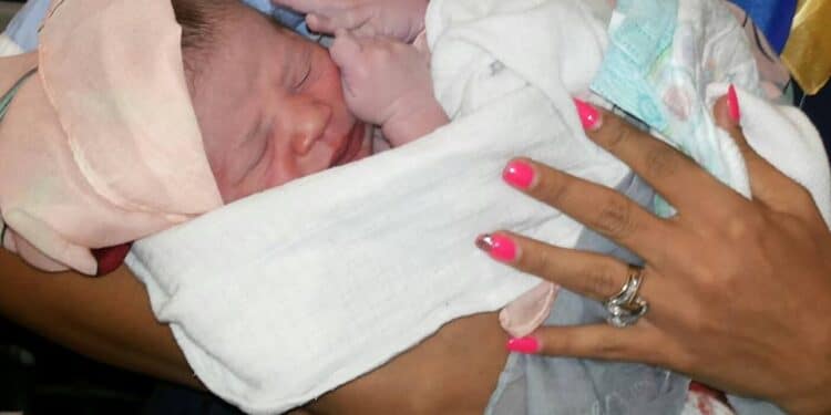 Une femme donne naissance &agrave; un b&eacute;b&eacute; en plein vol entre Djerba et Paris