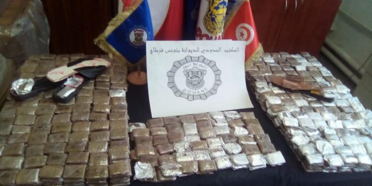 Saisie de 1097 plaques de r&eacute;sine de cannabis &agrave; l&rsquo;a&eacute;roport de Tunis-Carthage