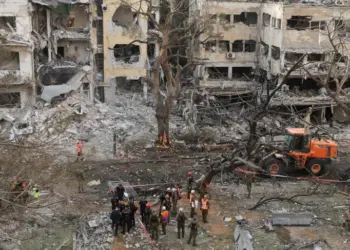 Secouristes sur un site d’impact au centre de Tel-Aviv après des missiles lancés depuis l’Iran, le 16 juin 2025.