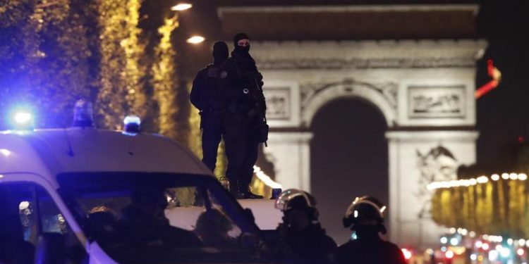 Fusillade aux Champs-Élysées : L'identité du tireur «connue » par la police