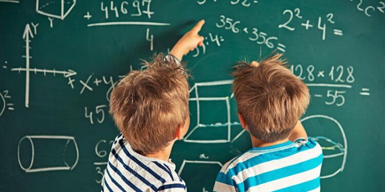 Les enfants surdoués seront admis à l’inscription précoce aux écoles primaires