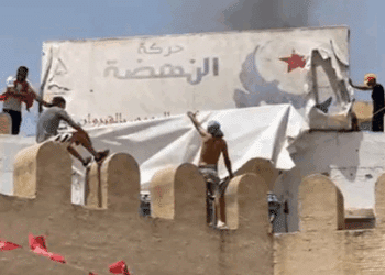 A Kairouan, Sousse, Tozeur, Sidi Bouzid… Les protestataires attaquent les sièges d'Ennahdha