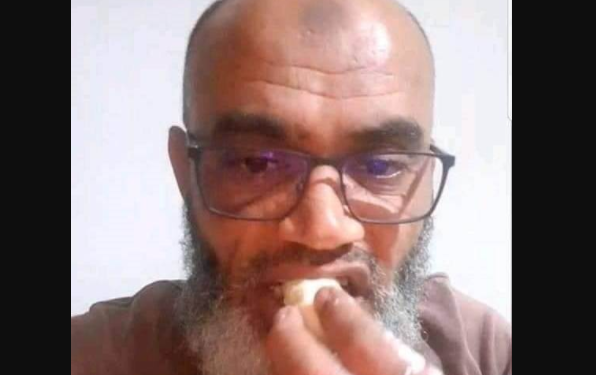 Tunisie : En live, Mohamed Hentati mange et célèbre l'Aïd El-Fitr