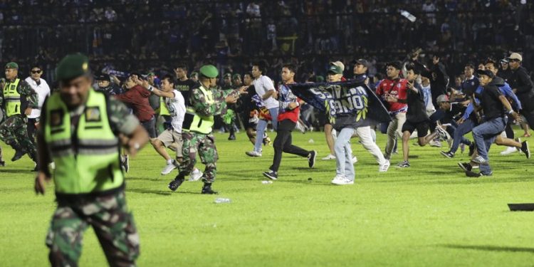 Indonésie : 125 morts après un mouvement de foule dans un stade