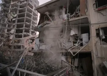 Les forces de sécurité israéliennes inspectent des bâtiments détruits, touchés par un missile près de Tel-Aviv.