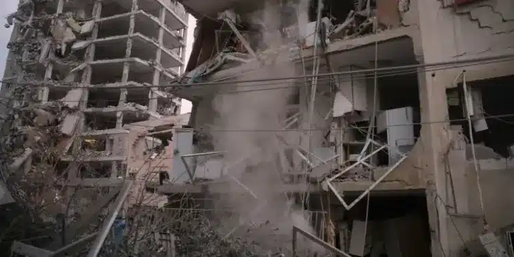 Les forces de sécurité israéliennes inspectent des bâtiments détruits, touchés par un missile près de Tel-Aviv.