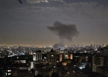 Fumée s’échappant d’un site touché par une frappe israélienne dans la capitale iranienne, Téhéran.