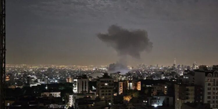 Fumée s’échappant d’un site touché par une frappe israélienne dans la capitale iranienne, Téhéran.