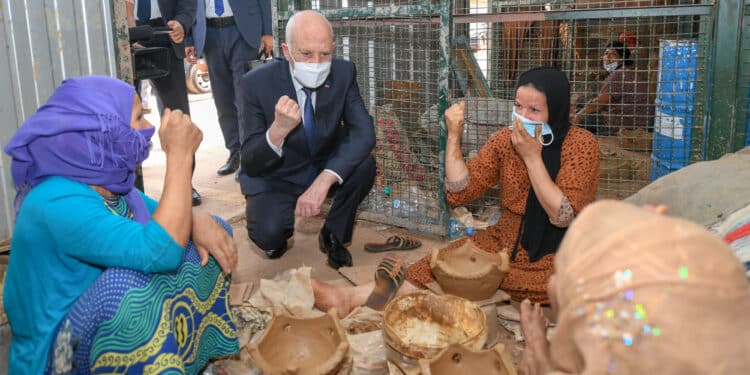 Tunisie : Kais Saïed s’engage à défendre les droits des artisanes