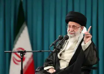 Ali Khamenei est le guide suprême d'Iran depuis 1989, succédant à l'Ayatollah Khomeini.