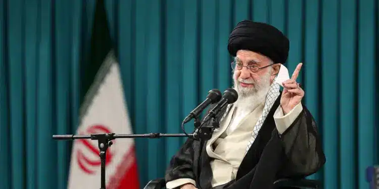 Ali Khamenei est le guide suprême d'Iran depuis 1989, succédant à l'Ayatollah Khomeini.