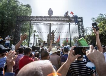 De nouveau, l'Armée interdit les partisans d'Ennahdha de forcer l’accès au parlement