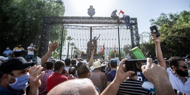 De nouveau, l'Armée interdit les partisans d'Ennahdha de forcer l’accès au parlement