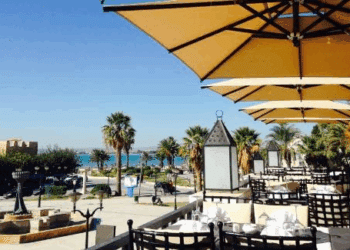 Hammamet : G&ecirc;n&eacute;s par la musique, des fid&egrave;les d'une mosqu&eacute;e forcent un restaurant &agrave; fermer