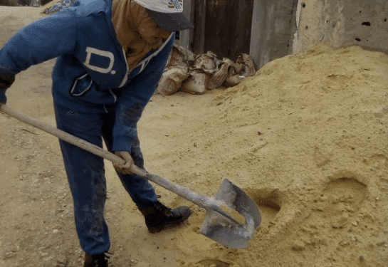 Elle travaille comme maçonne et touche la moitié du salaire d'un homme